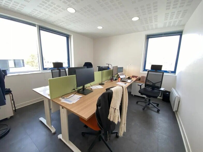 Bureau dans Saint-Grégoire à louer - Photo de l’immeuble – Image 2 sur 8