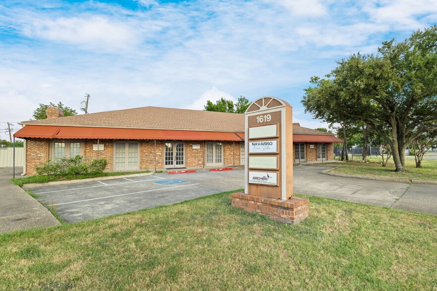 1619 W Irving Blvd, Irving, TX à louer - Photo principale – Image 1 sur 16