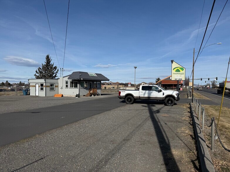 1465 S Highway 97, Redmond, OR à louer - Photo de l’immeuble – Image 3 sur 9