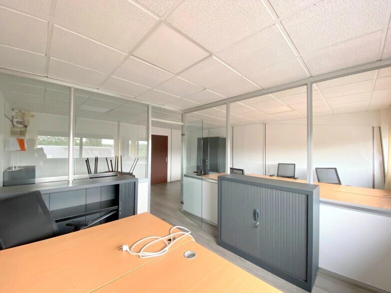 Bureau dans Le Mesnil-le-Roi à louer - Photo intérieure – Image 1 sur 36