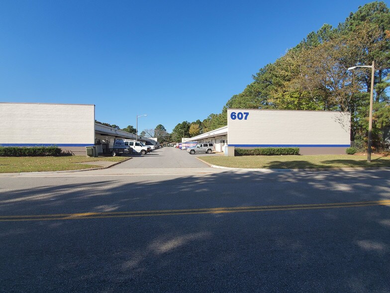 605 Industrial Park Dr, Newport News, VA à louer - Photo de l’immeuble – Image 3 sur 6