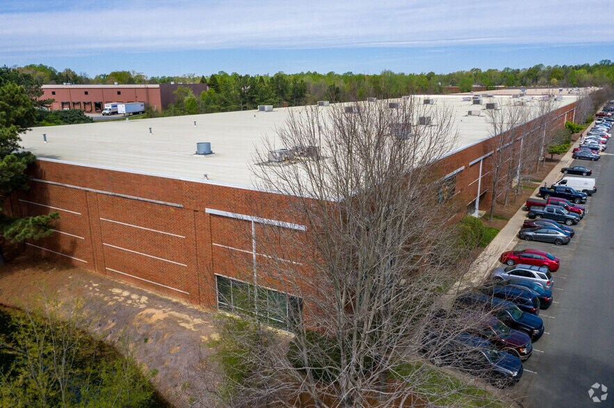 6945 Northpark Blvd, Charlotte, NC à louer - Photo de l’immeuble – Image 2 sur 3