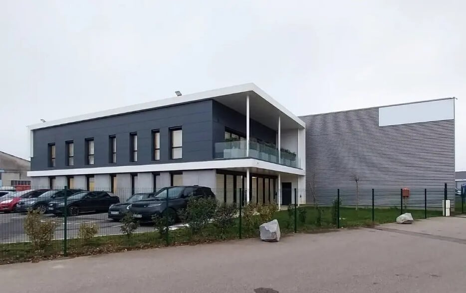 Industriel/Logistique dans Meyzieu à vendre - Photo de l’immeuble – Image 2 sur 2