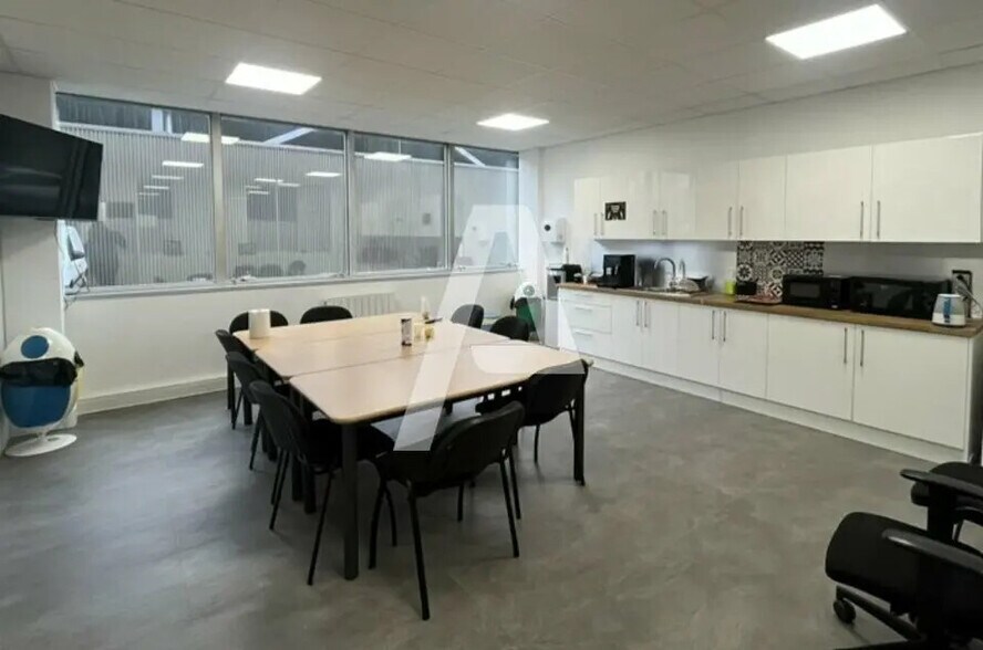 Local d’activités dans Les Ulis à louer - Photo de l’immeuble – Image 1 sur 7