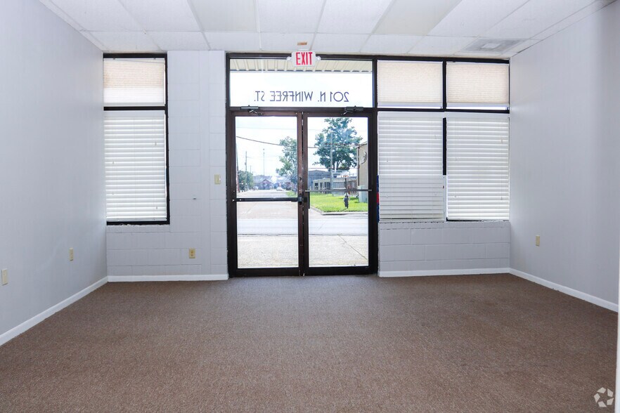 201 N Winfree St, Dayton, TX à louer - Photo de l’immeuble – Image 3 sur 22