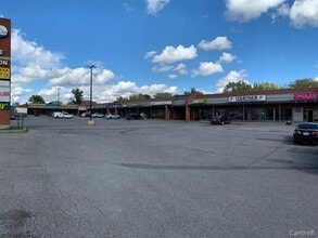 5555 Boul Des Laurentides, Laval, QC à louer Photo de l’immeuble– Image 2 sur 3