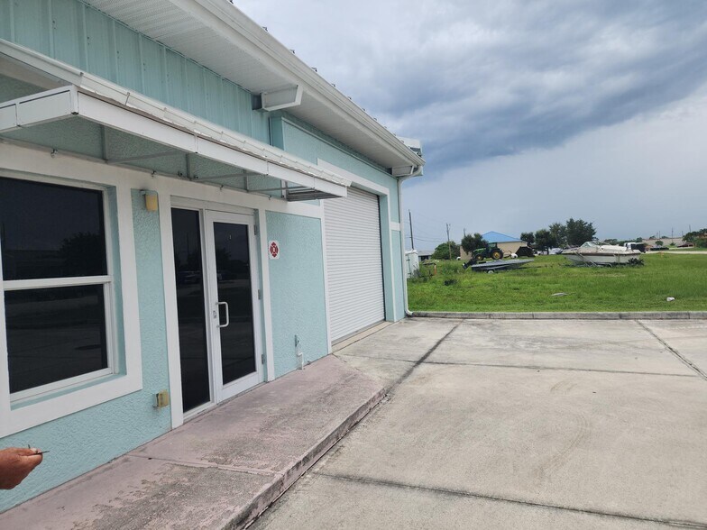 1007 NE 7th Ter, Cape Coral, FL à vendre - Photo de l’immeuble – Image 3 sur 10
