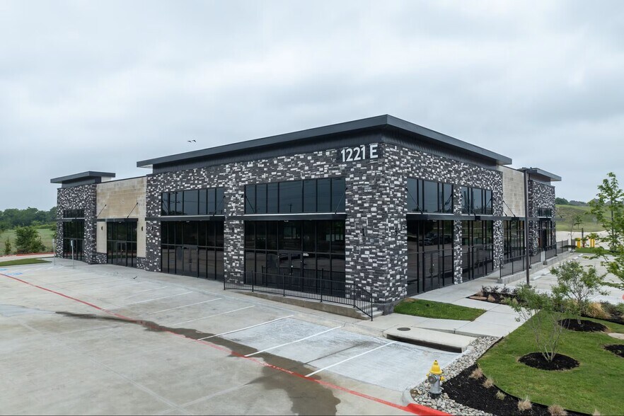 1221 E University Dr, Prosper, TX à louer - Photo de l’immeuble – Image 3 sur 9
