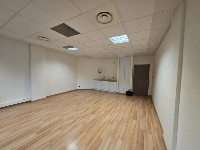 Plus de détails pour Local d’activités à vendre