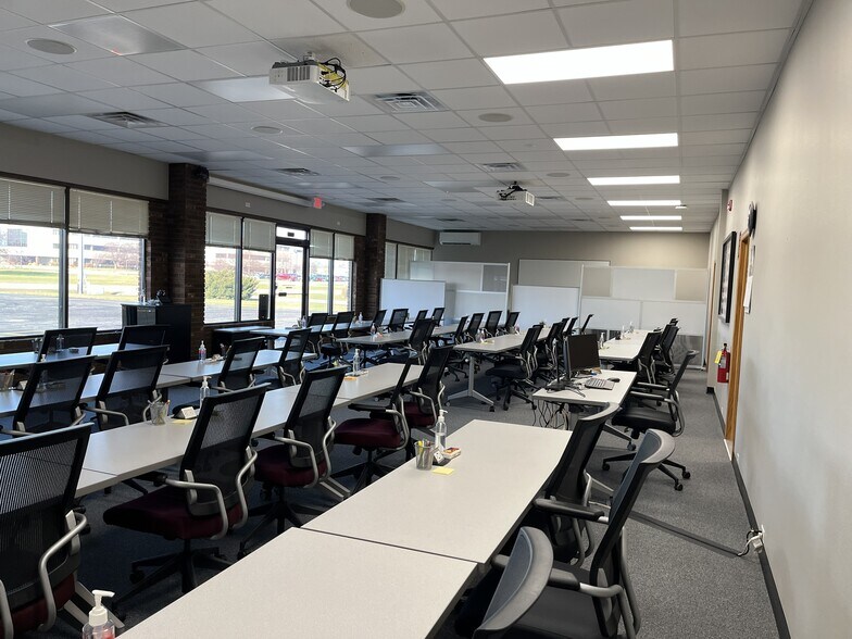 2200 S Washburn St, Oshkosh, WI à vendre - Photo intérieure – Image 3 sur 15