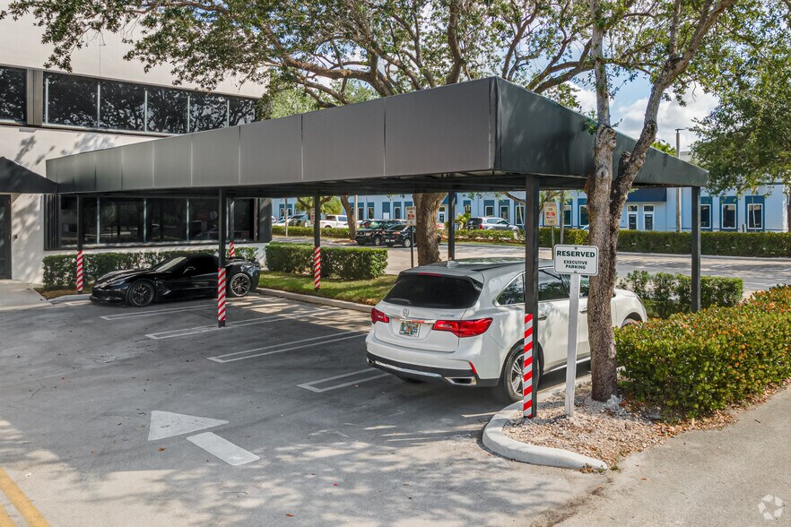 14261 Commerce Way, Miami Lakes, FL à louer - Photo de l’immeuble – Image 3 sur 4