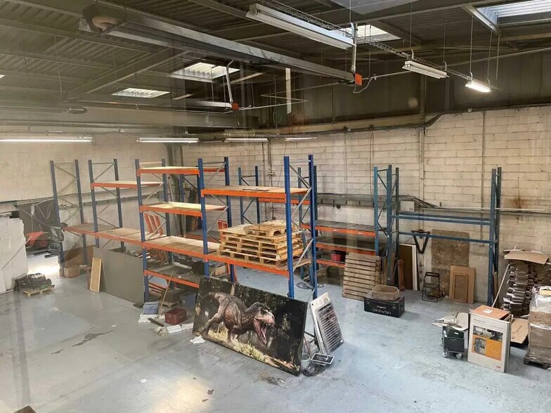 Local d'activités dans Saint-Priest à vendre - Photo de l’immeuble – Image 3 sur 6