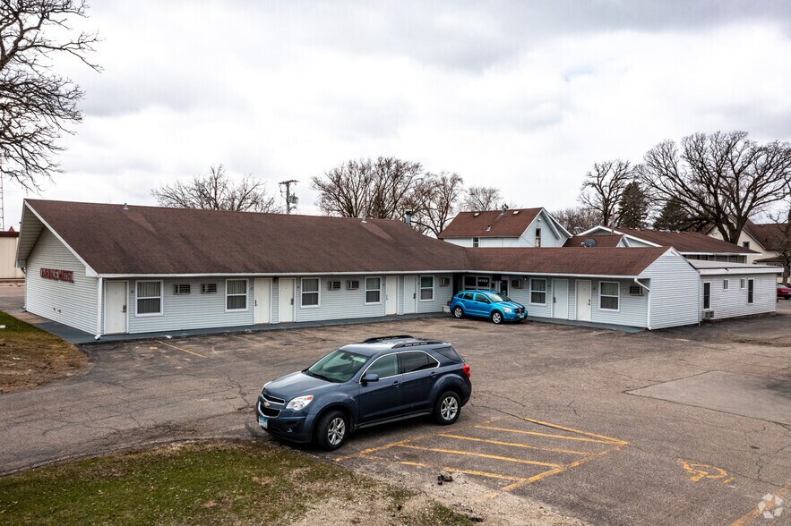 1418 S Oak Ave, Owatonna, MN à vendre - Photo principale – Image 1 sur 5