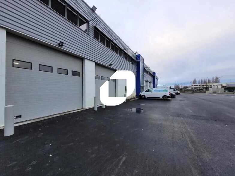 Local d’activités dans Brétigny-sur-Orge à louer - Photo de l’immeuble – Image 2 sur 12