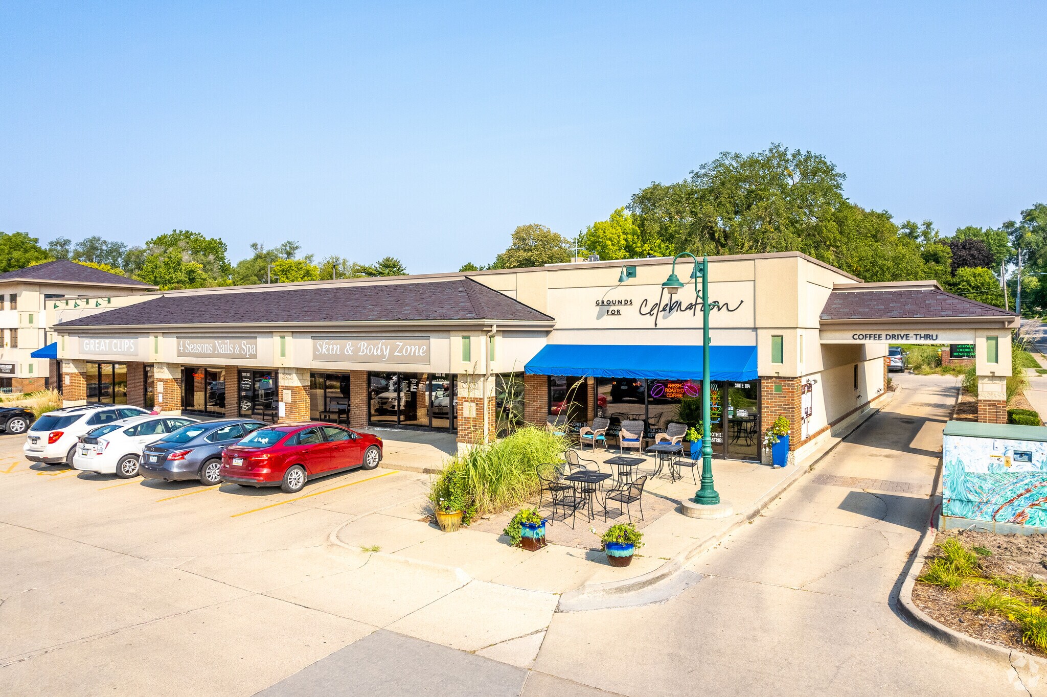 6601 University Ave, Windsor Heights, IA à louer Photo principale– Image 1 sur 5