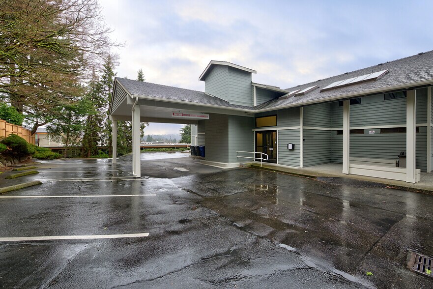 18208 66th Ave NE, Kenmore, WA à louer - Photo principale – Image 1 sur 9