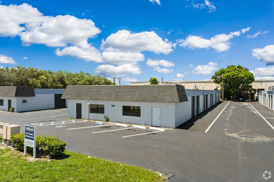 4255 Westroads Dr, Riviera Beach, FL à louer - Photo de l’immeuble – Image 3 sur 23