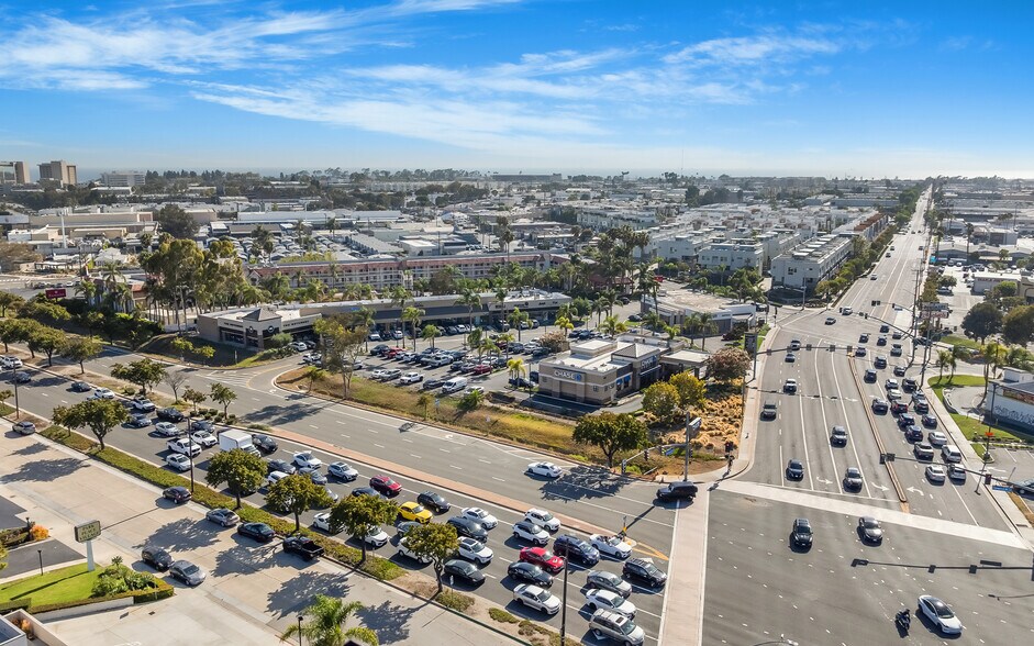 Newport 17th Plaza portefeuille de 3 biens à vendre sur LoopNet.fr - Photo de l’immeuble – Image 1 sur 6