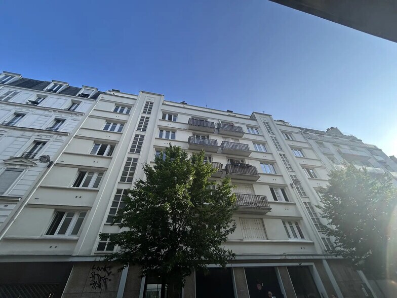13 Rue Versigny, Paris à louer - Photo de l’immeuble – Image 2 sur 7