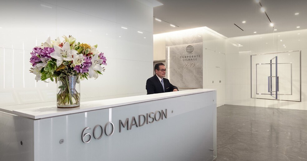 600 Madison Ave, New York, NY à louer - Photo de l’immeuble – Image 2 sur 5