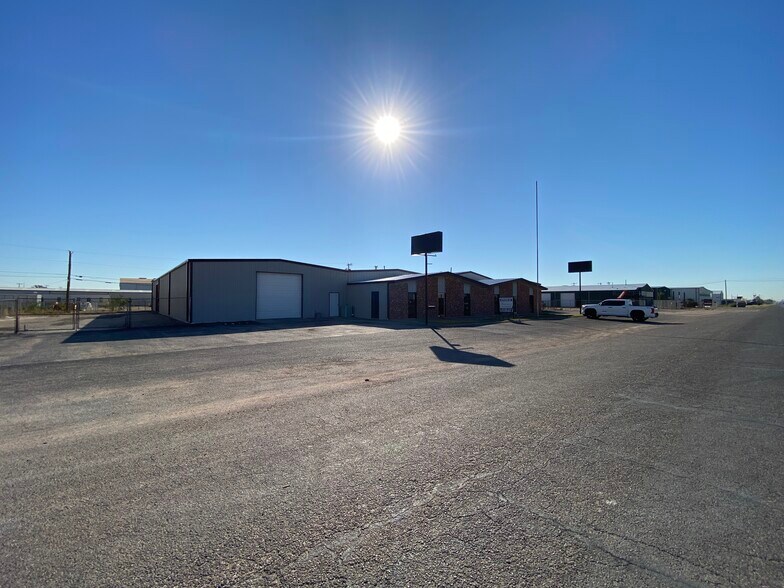 8326 N County Rd W, Odessa, TX à louer - Photo de l’immeuble – Image 2 sur 32