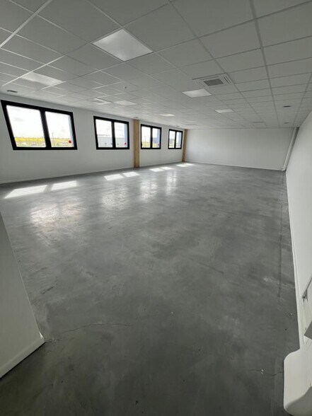 Bureau dans DOUVRES-LA-DÉLIVRANDE à vendre - Photo de l’immeuble – Image 3 sur 7