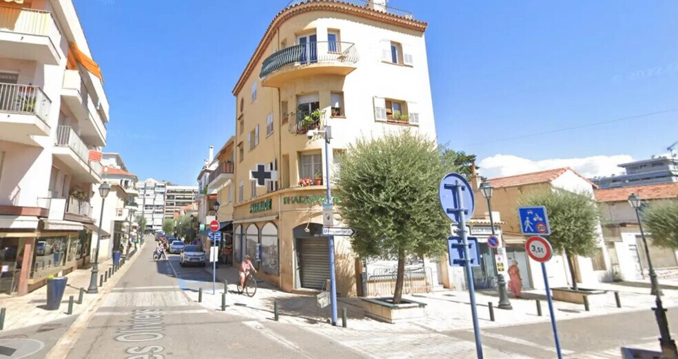 Local commercial dans Cagnes-sur-Mer à louer - Photo de l’immeuble – Image 2 sur 2
