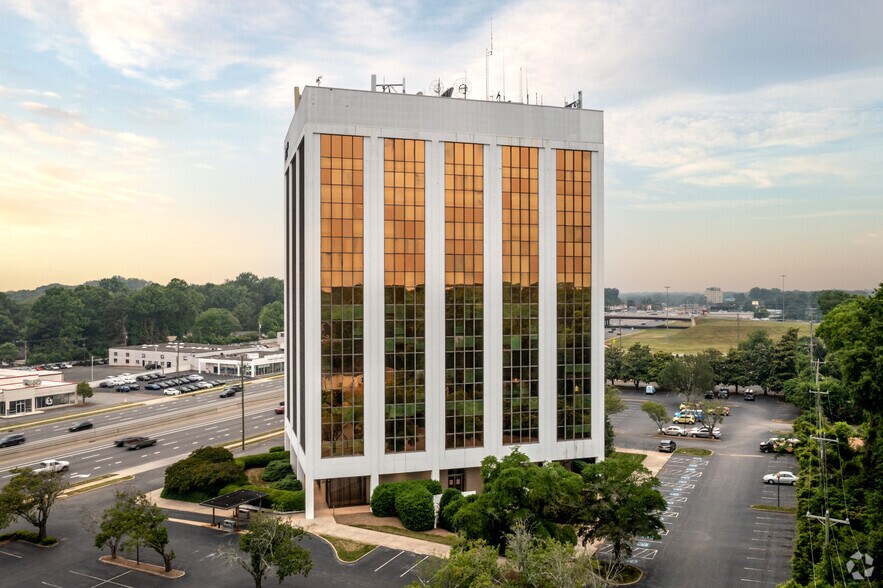 4801 E Independence Blvd, Charlotte, NC à louer - Photo de l’immeuble – Image 2 sur 8