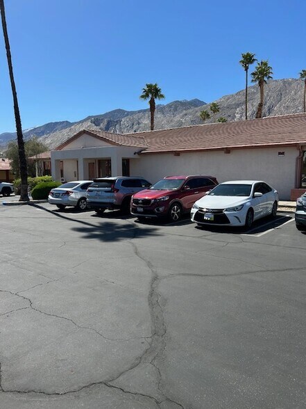997 E Tahquitz Canyon Way, Palm Springs, CA à louer - Photo de l’immeuble – Image 2 sur 17