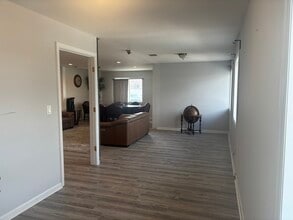 521 Oak St, Copiague, NY à louer Photo intérieure– Image 2 sur 11