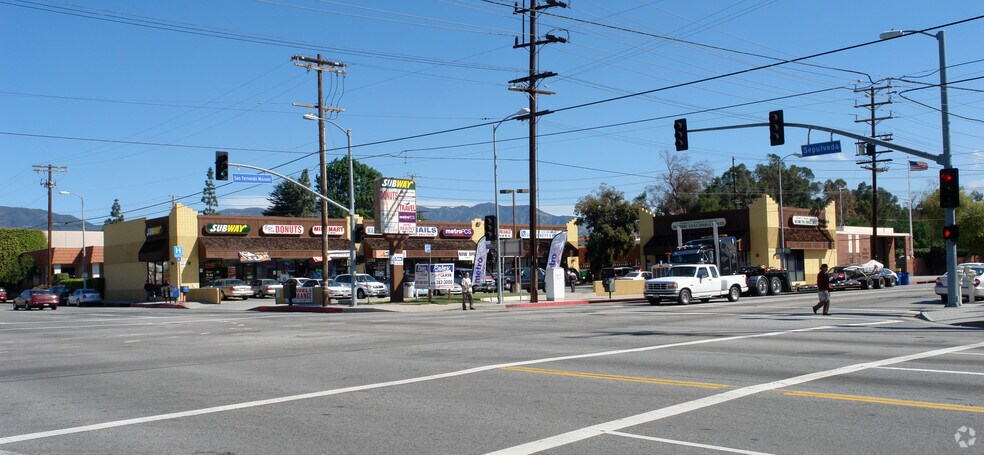 11100 Sepulveda Blvd, Mission Hills, CA à louer - Photo de l’immeuble – Image 2 sur 2