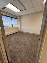 2675 36th St NE, Calgary, AB à louer Photo intérieure– Image 2 sur 4