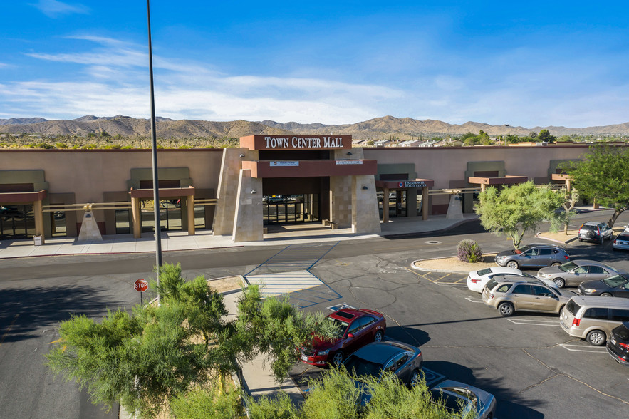 57725 Twenty Nine Palms Hwy, Yucca Valley, CA à louer - Photo de l’immeuble – Image 3 sur 9