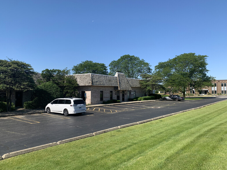 390-402 E St. Charles Rd, Carol Stream, IL à louer - Photo de l’immeuble – Image 2 sur 5