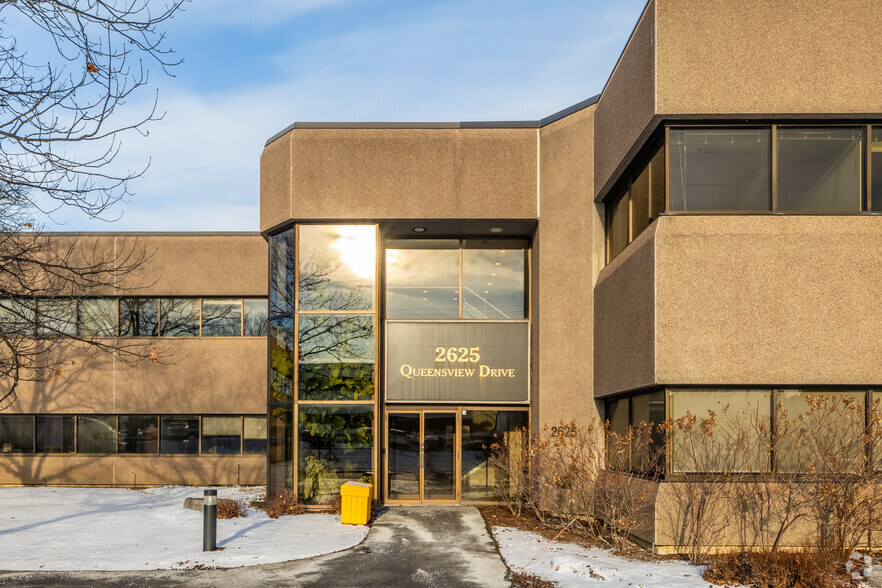2625 Queensview Dr, Ottawa, ON à louer - Photo de l’immeuble – Image 2 sur 6