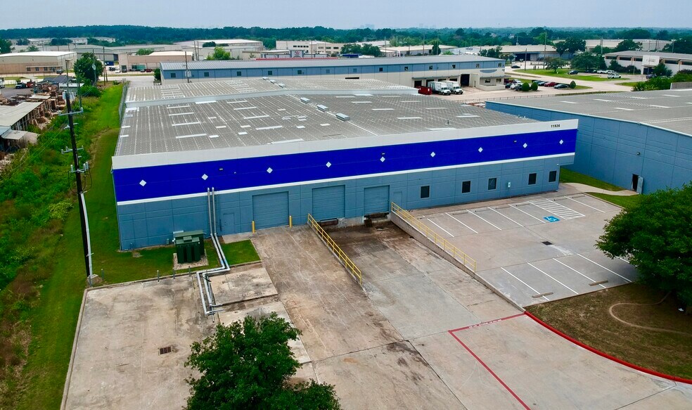 11926 Brittmoore Park Dr, Houston, TX à louer - Photo de l’immeuble – Image 2 sur 19