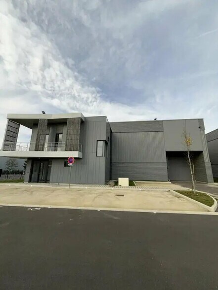 Local d'activités dans Chanteloup-en-Brie à vendre - Photo de l’immeuble – Image 2 sur 11