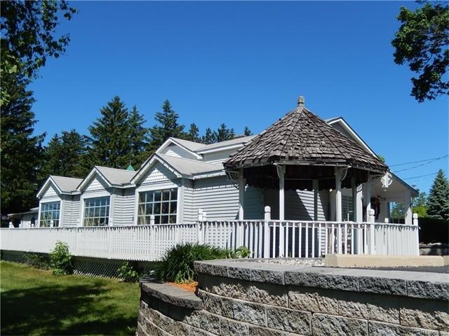 425 S Ortonville Rd, Ortonville, MI à vendre - Photo de l’immeuble – Image 2 sur 37
