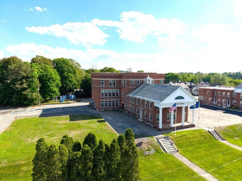 16 Central st, Claremont, NH à vendre - Photo de l’immeuble – Image 1 sur 52