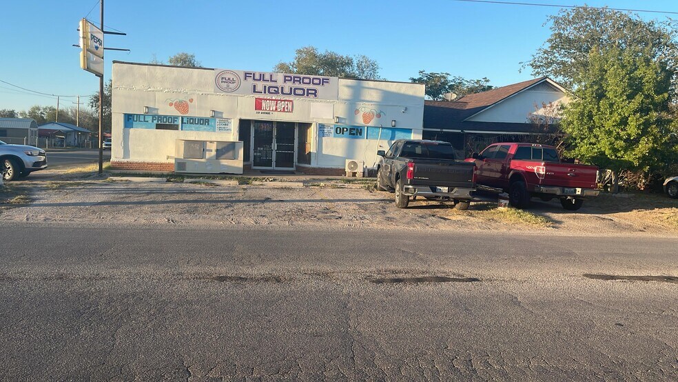 100 Ave H, Poteet, TX à vendre - Photo de l’immeuble – Image 2 sur 5