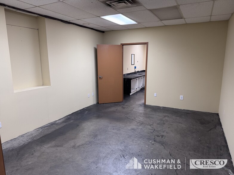 4501 Lakeside Ave, Cleveland, OH à louer - Photo de l’immeuble – Image 2 sur 9