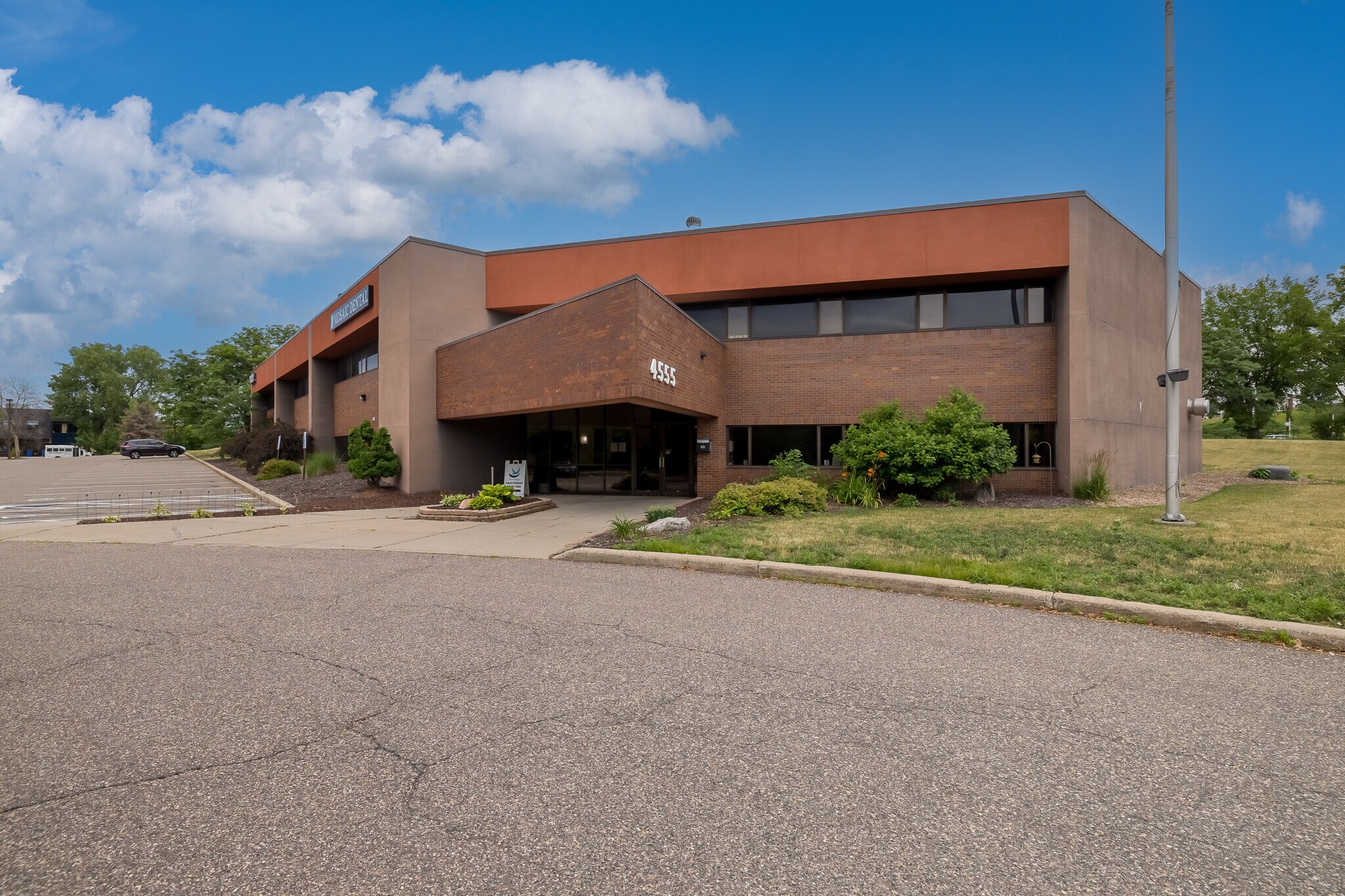 4555 Erin Dr, Eagan, MN à louer Photo de l’immeuble– Image 1 sur 38