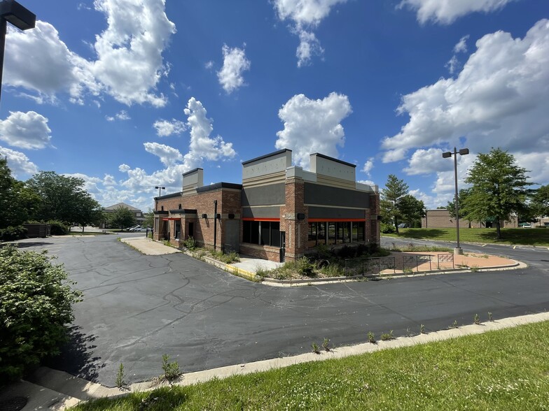 1100 NE Douglas St, Lees Summit, MO à louer - Photo de l’immeuble – Image 1 sur 7