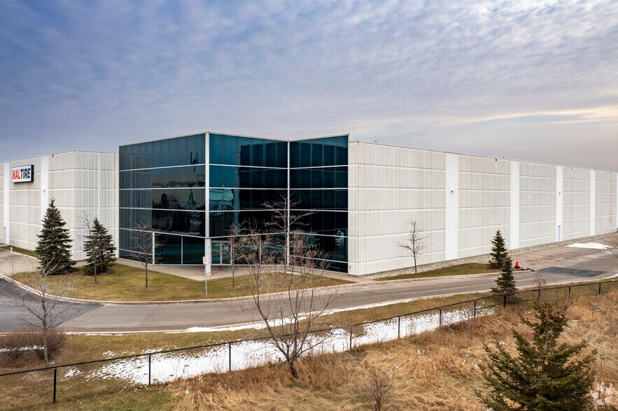 815 Intermodal Dr, Brampton, ON à louer - Photo de l’immeuble – Image 1 sur 6