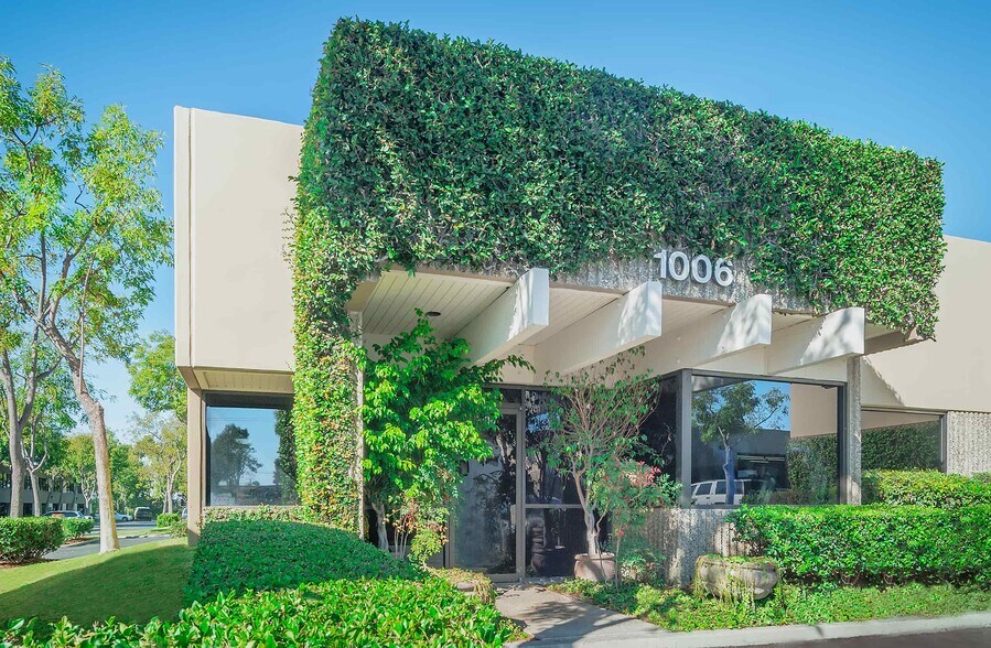 1001 Brioso Dr, Costa Mesa, CA à louer - Photo de l’immeuble – Image 3 sur 6