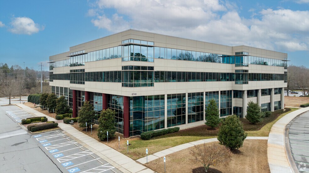 8740 Research Dr, Charlotte, NC à louer - Photo de l’immeuble – Image 2 sur 40