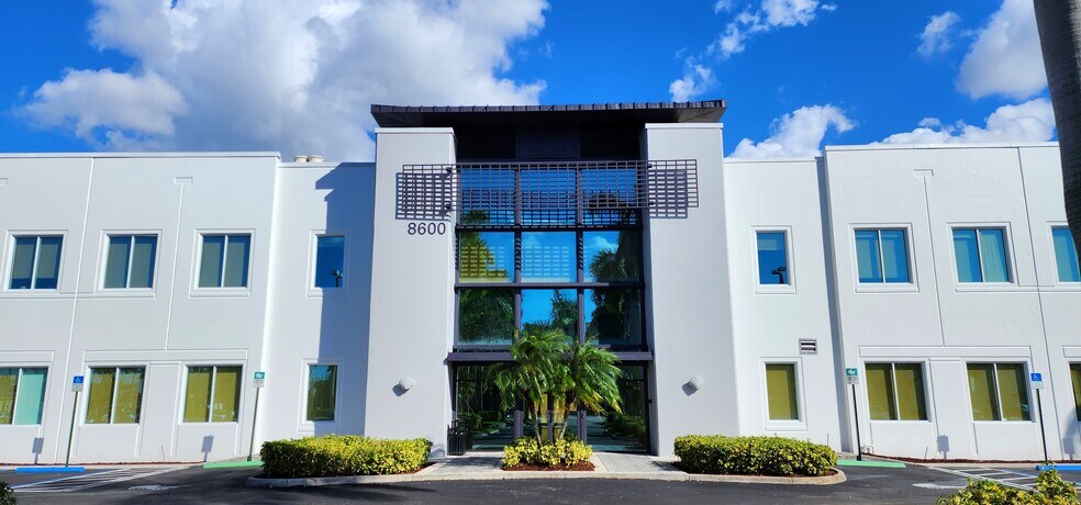 8600 NW 17th St, Doral, FL à louer - Photo de l’immeuble – Image 1 sur 10