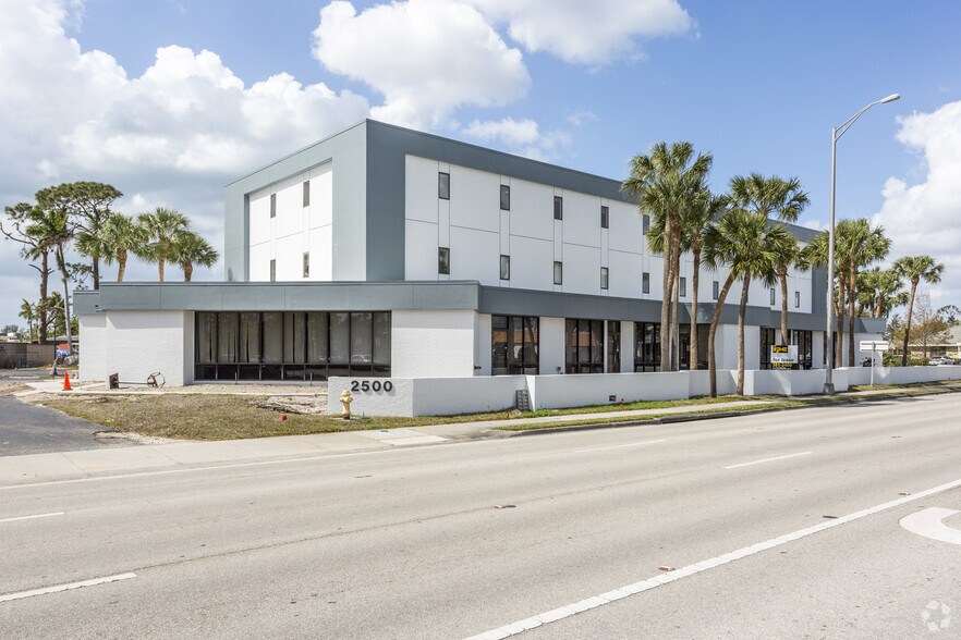 2500 Airport Rd S, Naples, FL à vendre - Photo de l’immeuble – Image 1 sur 5
