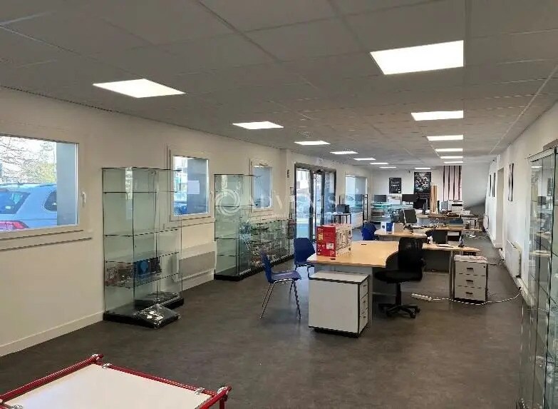 Local d’activités dans Le Mans à louer - Photo de l’immeuble – Image 2 sur 3