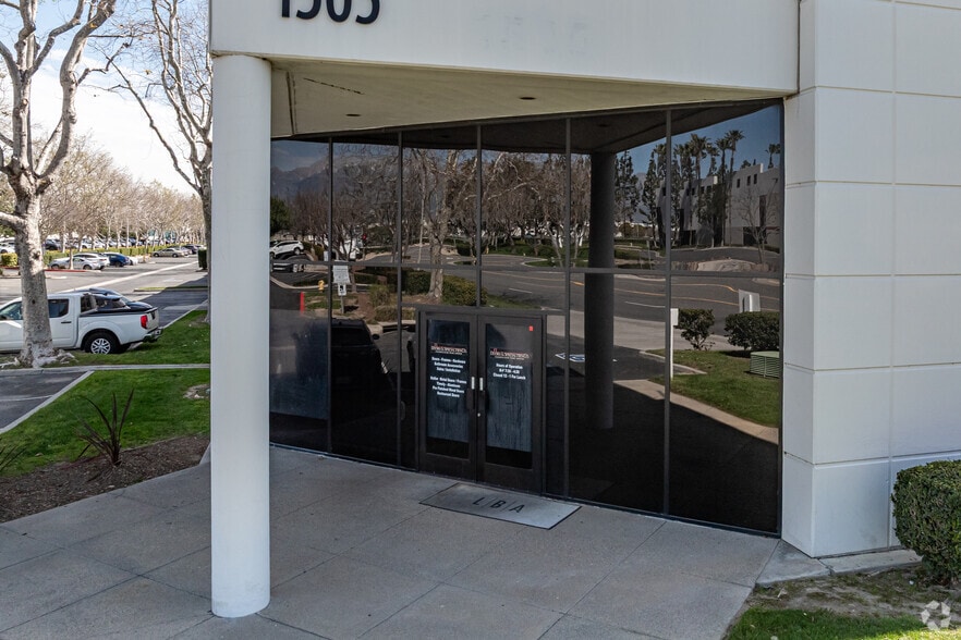 1505 S Dupont Ave, Ontario, CA à louer - Photo de l’immeuble – Image 2 sur 7